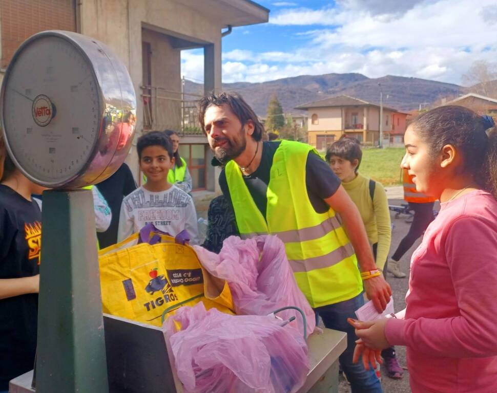 Besano - Volontari al lavoro per la giornata ecologica