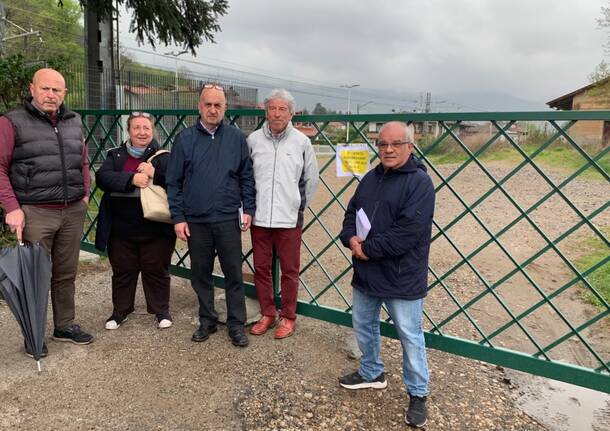 Bisuschio -  Protesta contro la chiusura del parcheggio della stazione