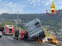 Camper fuori strada sulla A9. Estratti dal mezzo l'autista e il cane