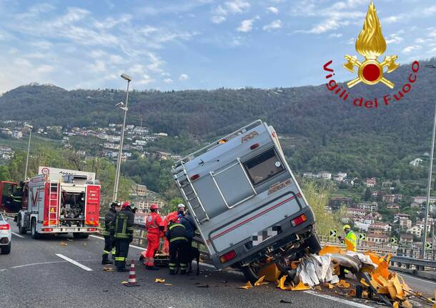 Camper fuori strada sulla A9. Estratti dal mezzo l’autista e il cane