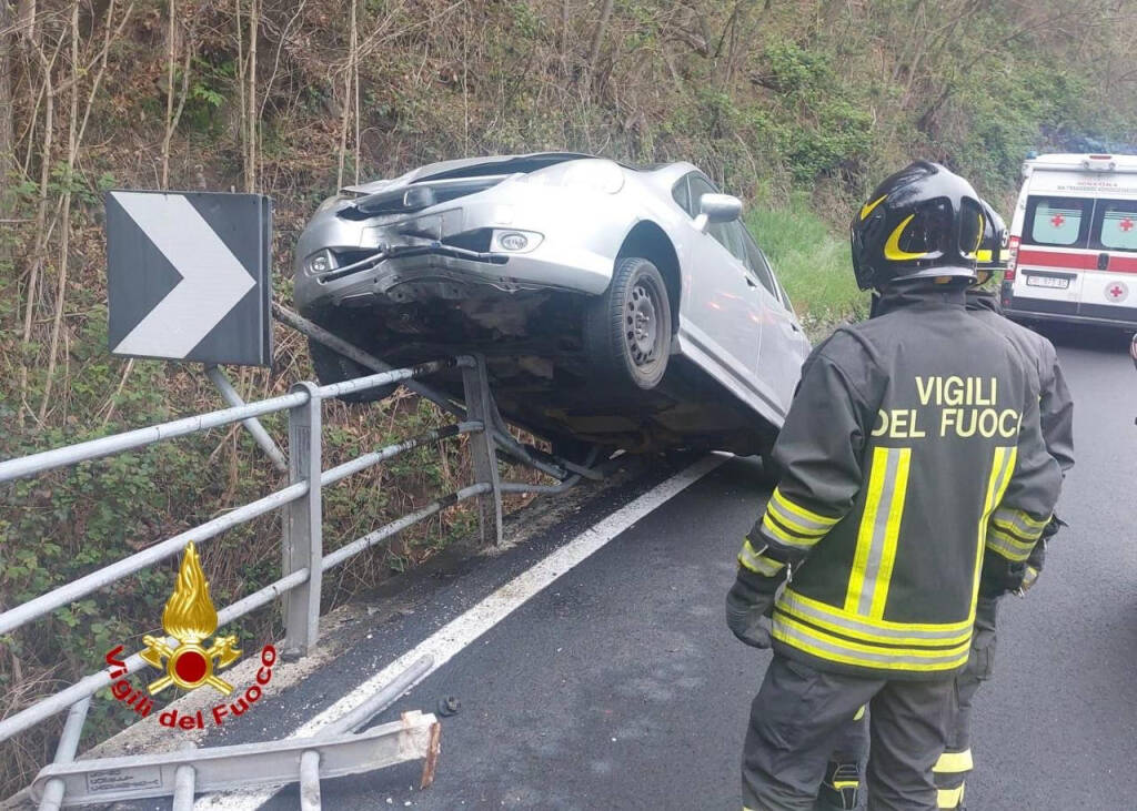 Auto fuori strada a Luino, due feriti