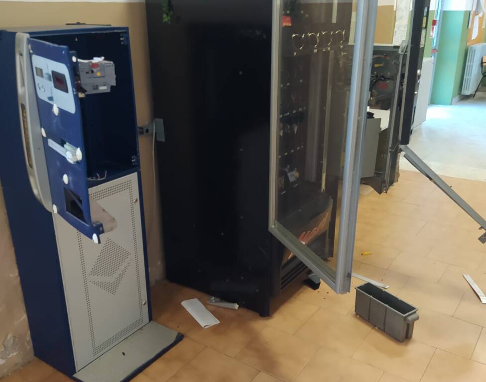 Furto ai distributori di bevande nelle scuole di Varese