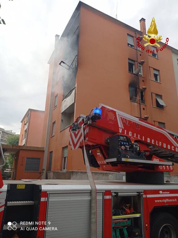 Incendio in condominio a Milano