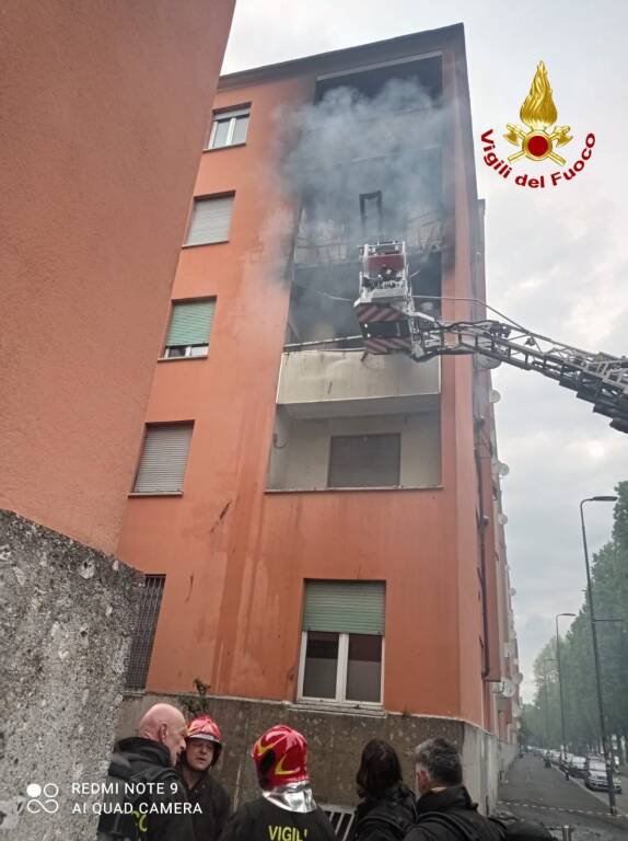 Incendio in condominio a Milano