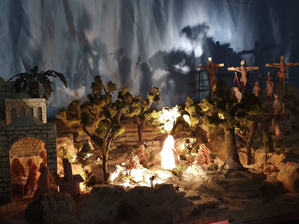 Il Presepe pasquale dei volontari gorlesi che incanta Malnate 