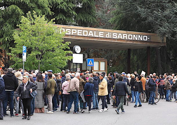 In piazza a Saronno per difendere l’ospedale