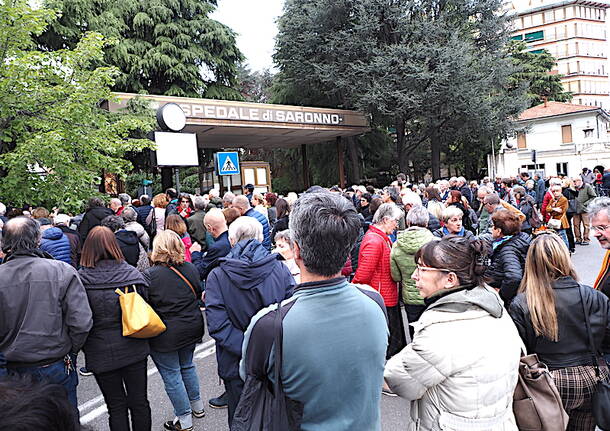 In piazza a Saronno per difendere l’ospedale