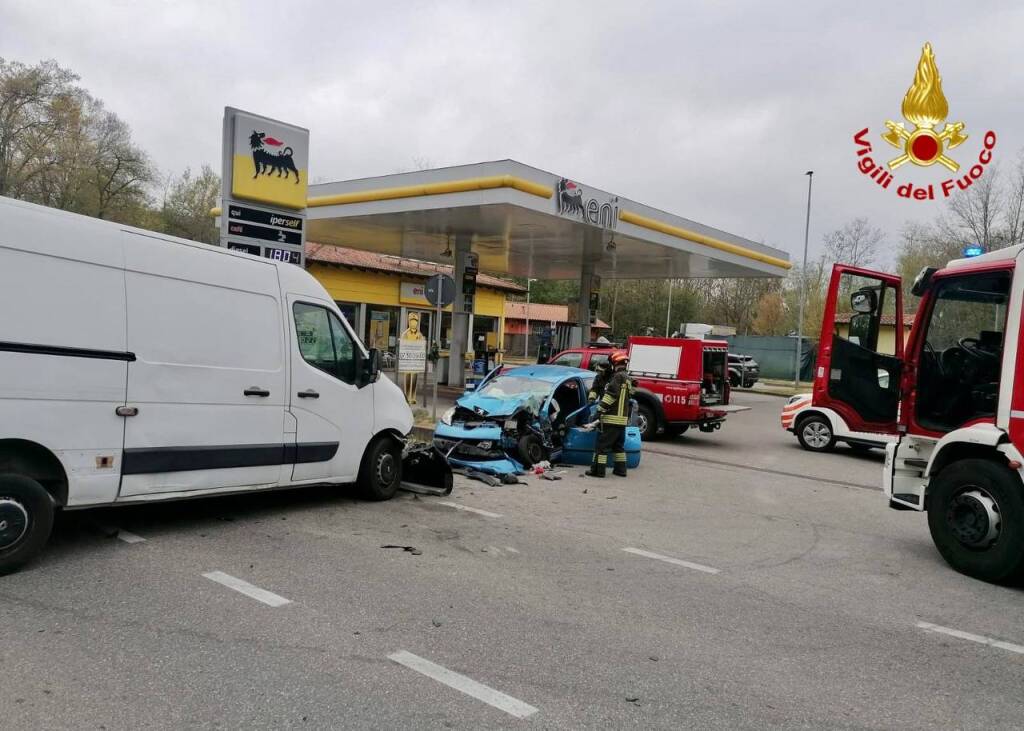 incidente auto furgone lonate pozzolo