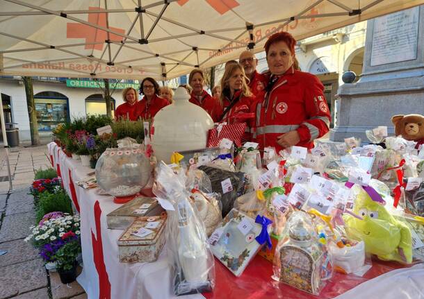 La croce rossa di varese in piazza