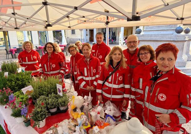 La croce rossa di varese in piazza 