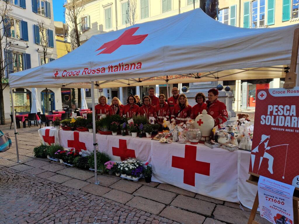 La croce rossa di varese in piazza 