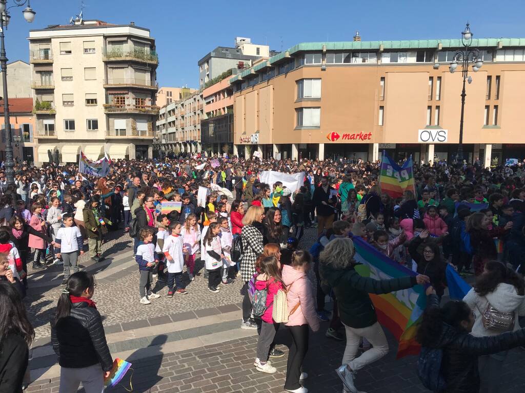 La manifestazione per la pace porta migliaia di studenti in piazza a Saronno