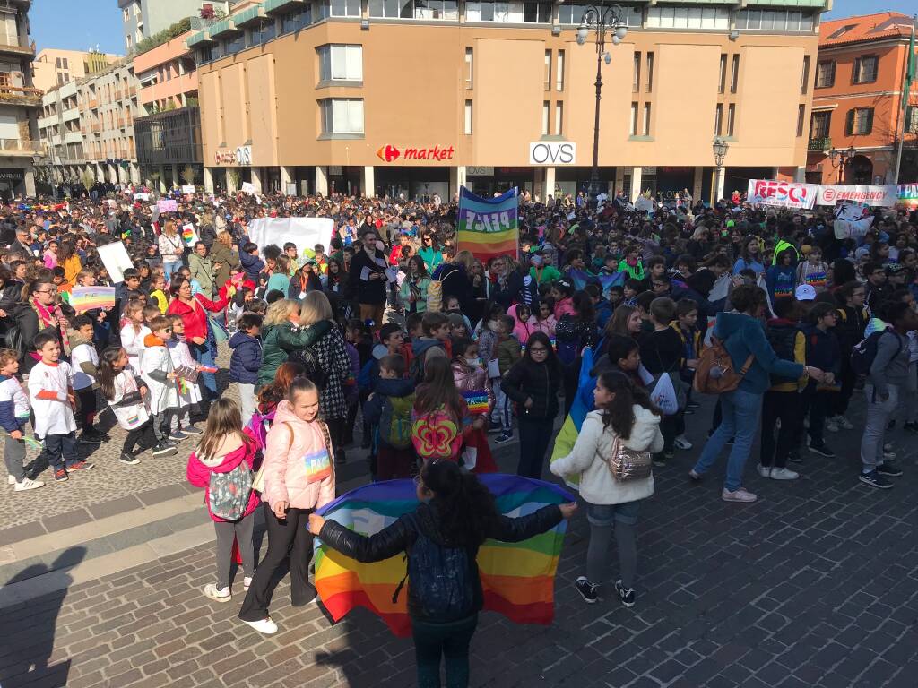 La manifestazione per la pace porta migliaia di studenti in piazza a Saronno
