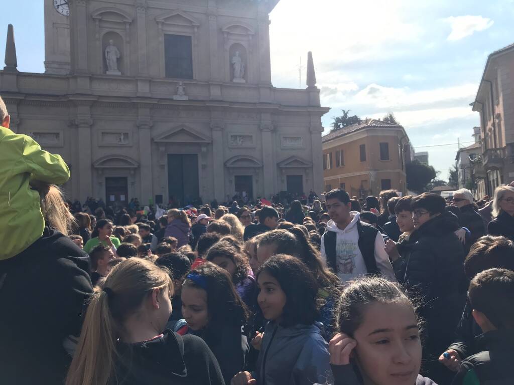 La manifestazione per la pace porta migliaia di studenti in piazza a Saronno