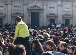 La manifestazione per la pace porta migliaia di studenti in piazza a Saronno