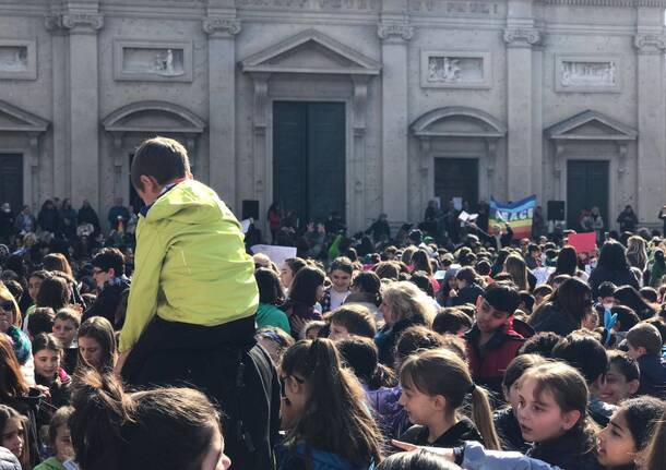 La manifestazione per la pace porta migliaia di studenti in piazza a Saronno