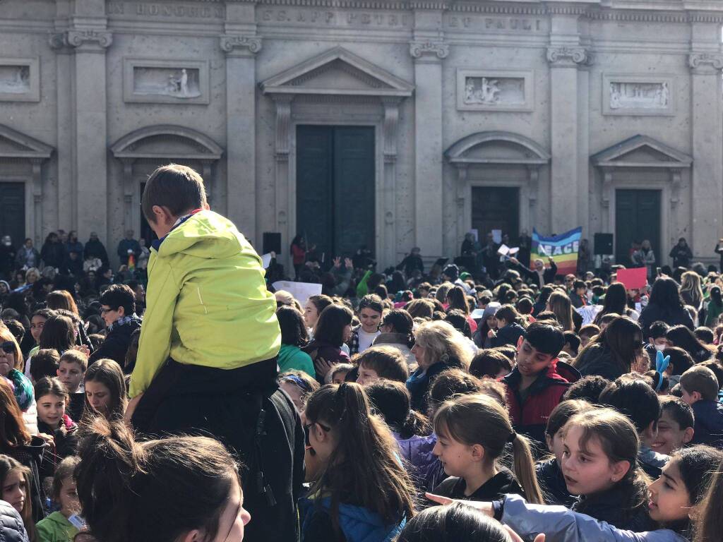 La manifestazione per la pace porta migliaia di studenti in piazza a Saronno