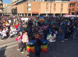 La manifestazione per la pace porta migliaia di studenti in piazza a Saronno