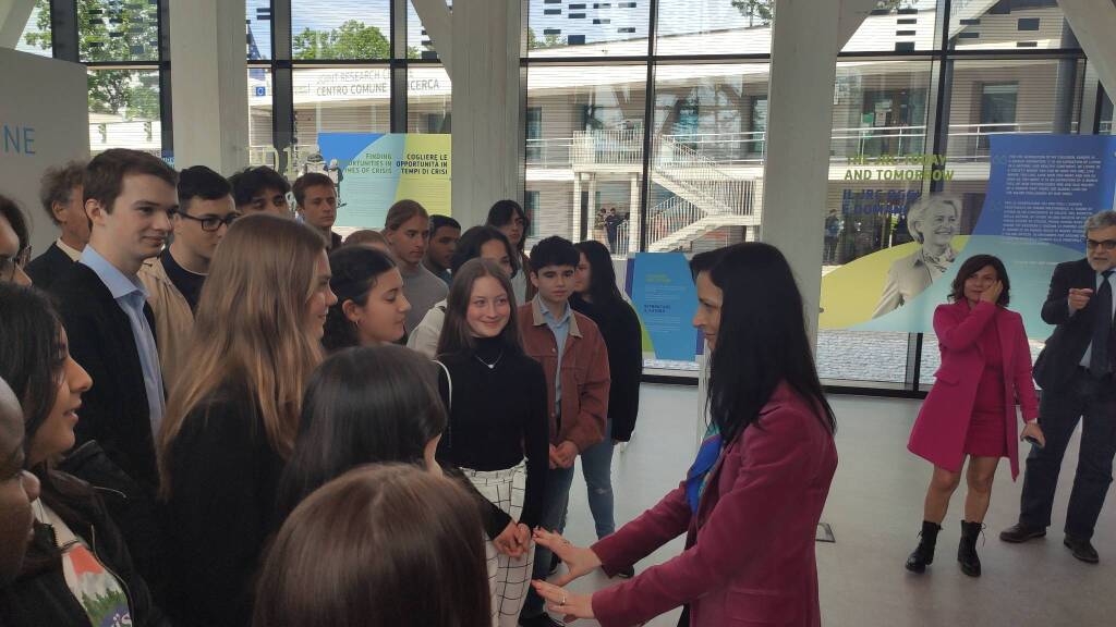 La visita della commissaria europea Mariya Gabriel al Jrc di Ispra