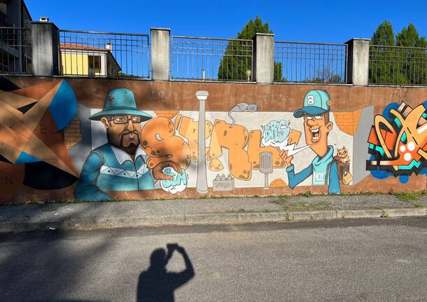 Il grande murales in piazza Carroccio a Mombello