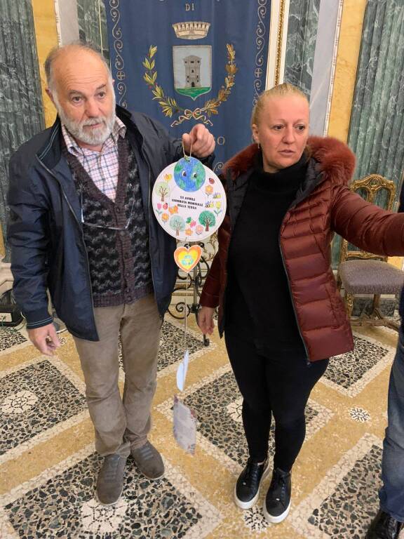 Piccoli semi che germoglino: i piccoli alunni donano piantine al Comune di Casciago