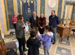Piccoli semi che germoglino: i piccoli alunni donano piantine al Comune di Casciago
