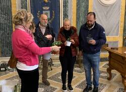 Piccoli semi che germoglino: i piccoli alunni donano piantine al Comune di Casciago