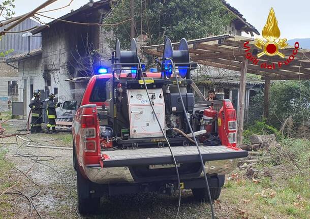 Fiamme in una casa disabitata a Porto Valtravaglia