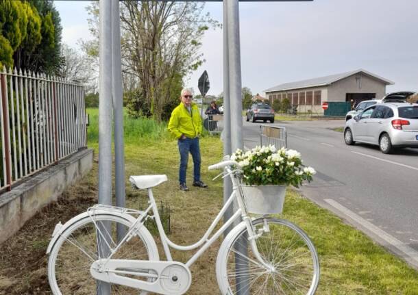 Posizionata la ghost bike tra Saronno e Rovello Porro per ricordare i ciclisti vittime della strada 