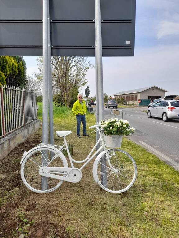 Posizionata la ghost bike tra Saronno e Rovello Porro per ricordare i ciclisti vittime della strada 