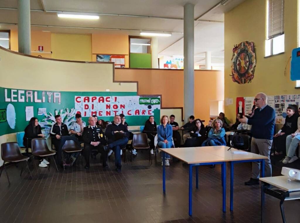 Saltrio - Incontro degli studenti con Giuseppe Ayala
