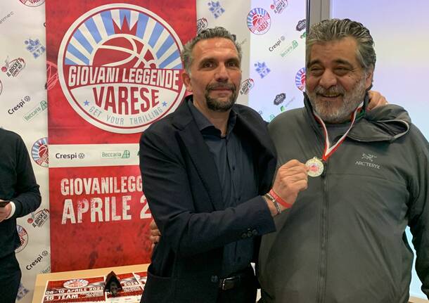 Varese Basket City con il trofeo Garbosi e Giovani Leggende