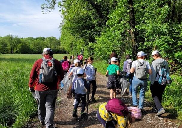 400 i volontari per la pulizia di boschi e prati nella Valle del torrente Lura