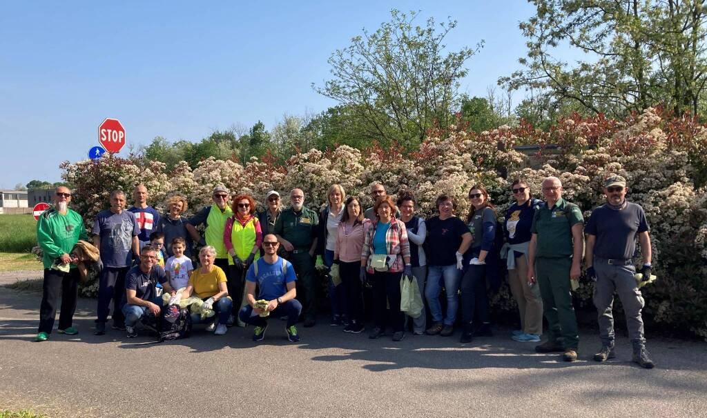 A Rescaldina volontari e associazioni ripuliscono i sentieri del Parco del Rugareto dai rifiuti