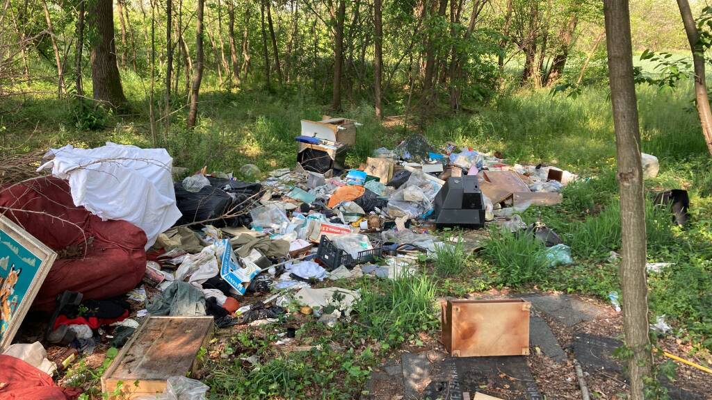 A Rescaldina volontari e associazioni ripuliscono i sentieri del Parco del Rugareto dai rifiuti