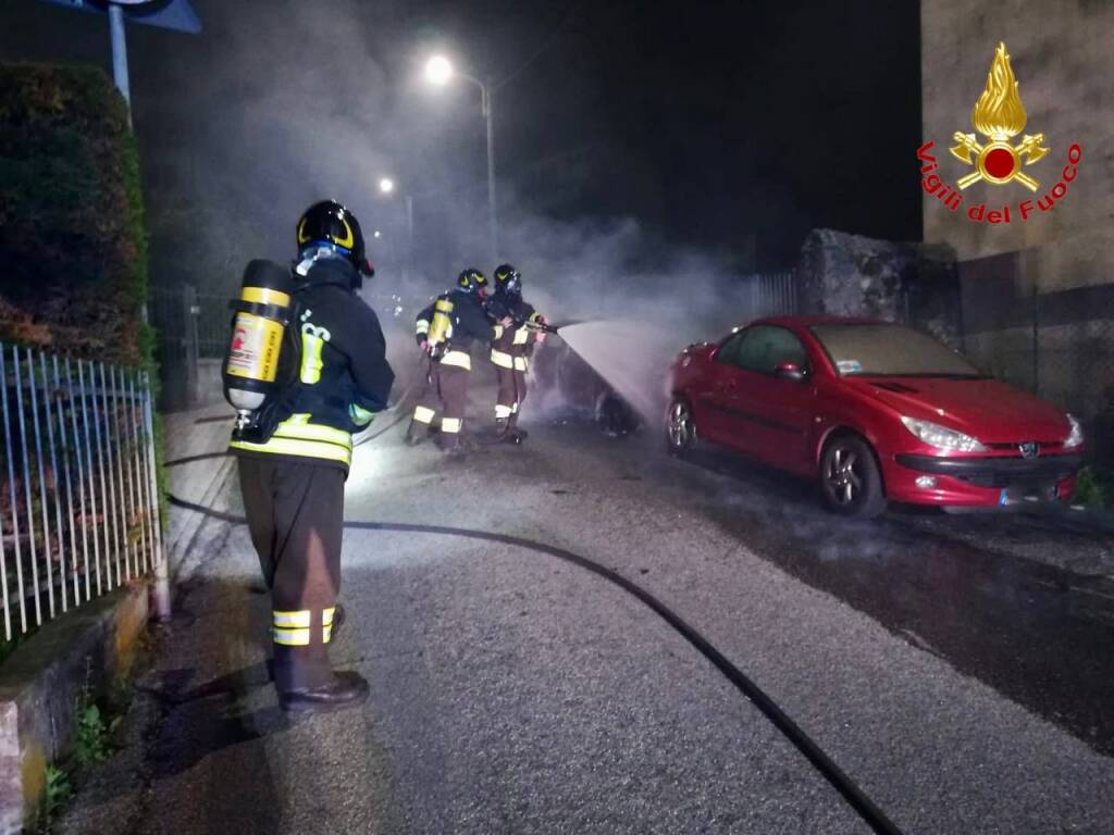 Auto in fiamme in Viale Mazzini a Luino