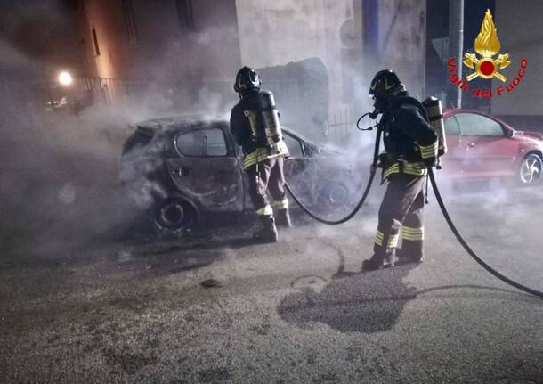 Auto in fiamme in Viale Mazzini a Luino