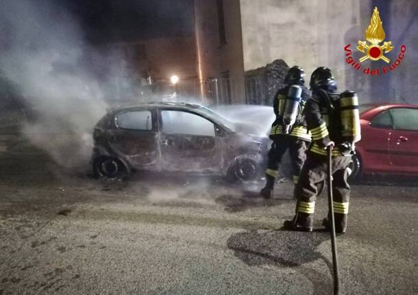 Automobile in fiamme nella notte a Luino