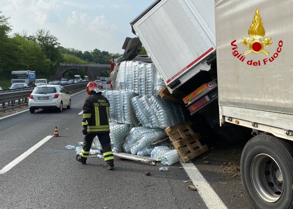 Camion si ribalta in A8 all'altezza di Castronno