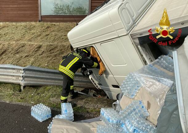 Camion esce fuori strada e si ribalta in A8