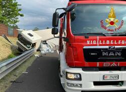 Camion si ribalta in A8 all'altezza di Castronno