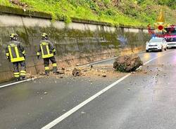 Grosso masso si stacca dalla riva sulla strada di viale Borri