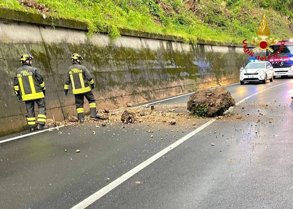 Grosso masso si stacca dalla riva sulla strada di viale Borri