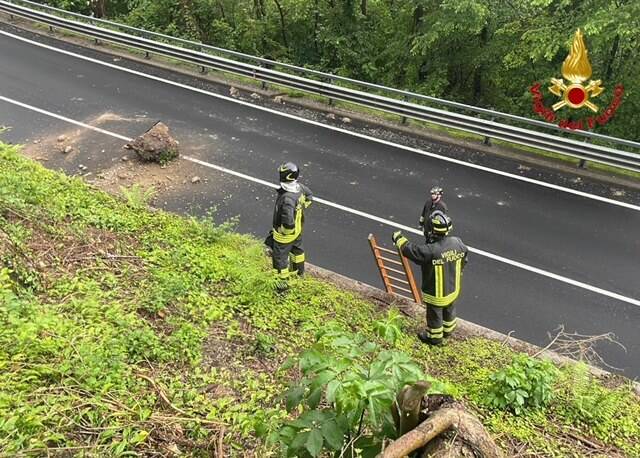 Grosso masso si stacca dalla riva sulla strada di viale Borri