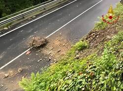 Grosso masso si stacca dalla riva sulla strada di viale Borri