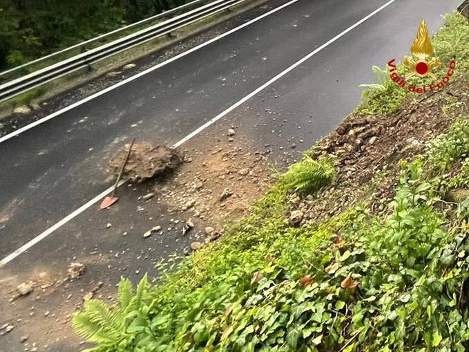 Grosso masso si stacca dalla riva sulla strada di viale Borri