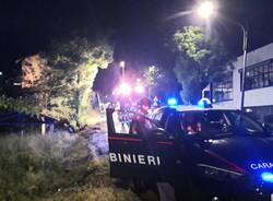 Finisce con l\'auto dentro al lavatoio ad Azzate