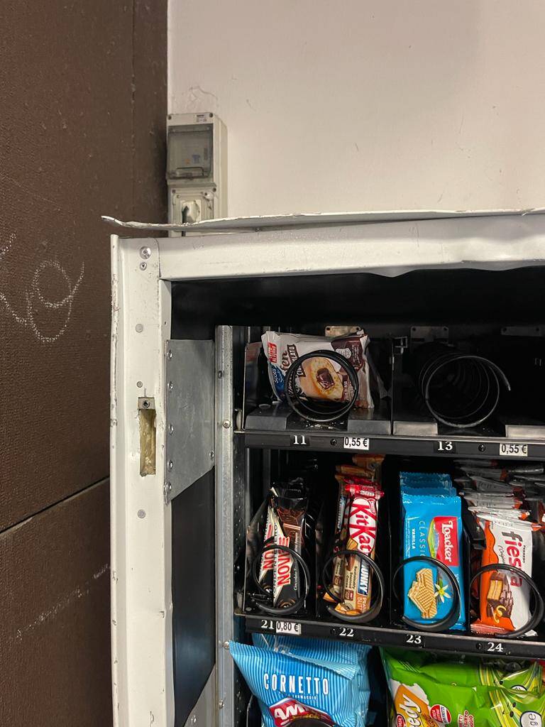 Ancora scorribande nelle scuole di Varese: distrutte 10 macchine del caffè