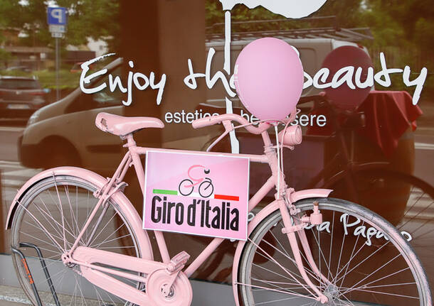 Cassano Magnago vestita in rosa alla vigilia del Giro d’Italia