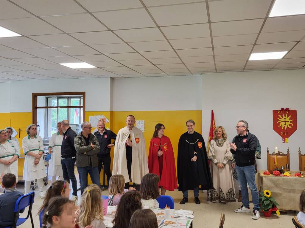 Contrada Legnarello a pranzo alle scuole Manzoni di Legnano